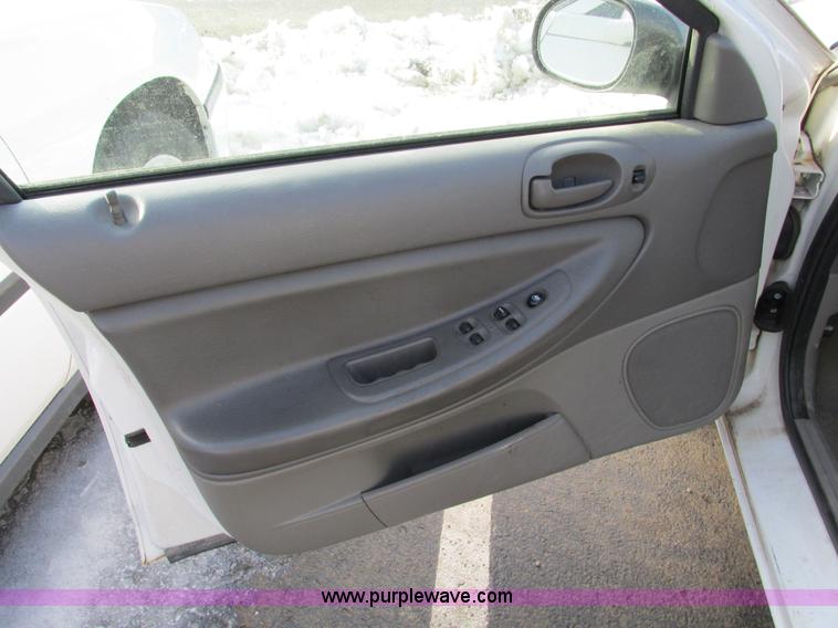 image for item F4164 2004 Dodge Stratus SE