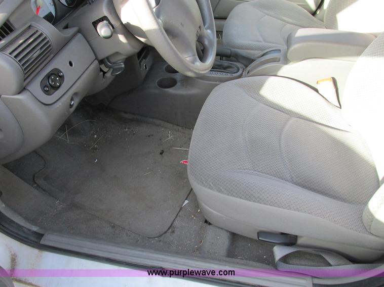 image for item F4164 2004 Dodge Stratus SE