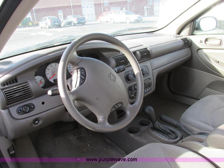 image for item F4164 2004 Dodge Stratus SE