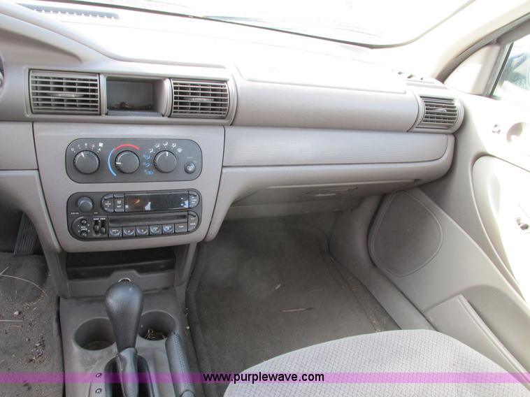 image for item F4164 2004 Dodge Stratus SE