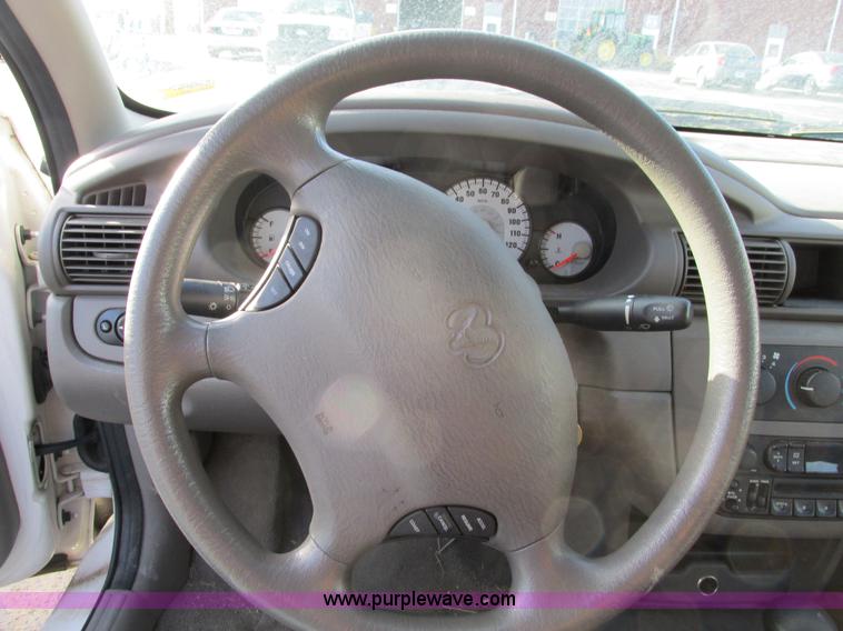 image for item F4164 2004 Dodge Stratus SE