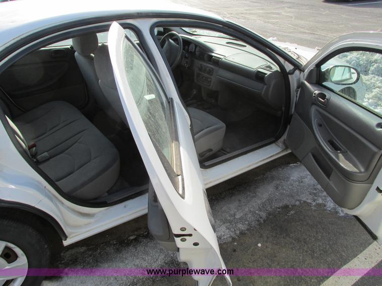 image for item F4164 2004 Dodge Stratus SE