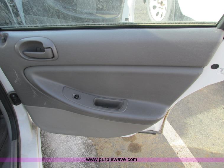 image for item F4164 2004 Dodge Stratus SE