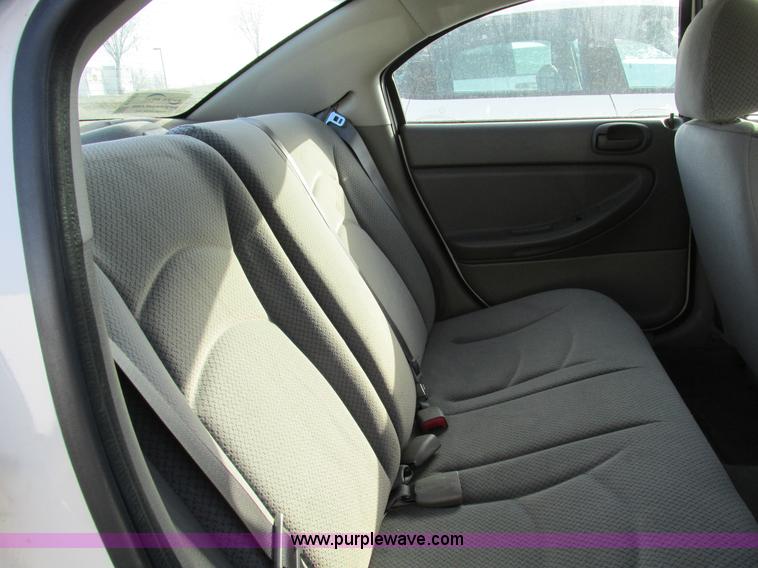 image for item F4164 2004 Dodge Stratus SE