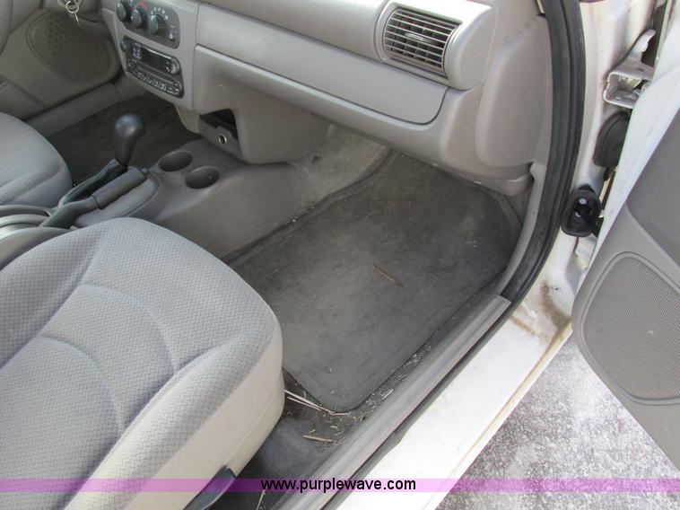 image for item F4164 2004 Dodge Stratus SE