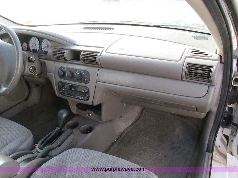 image for item F4164 2004 Dodge Stratus SE