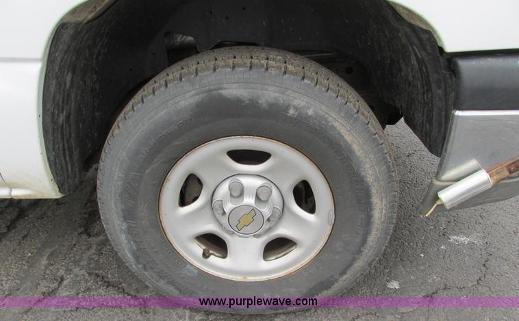 image for item F4182 2003 Chevrolet Silverado 1500 pickup truck