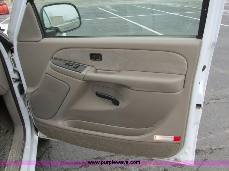 image for item F4182 2003 Chevrolet Silverado 1500 pickup truck