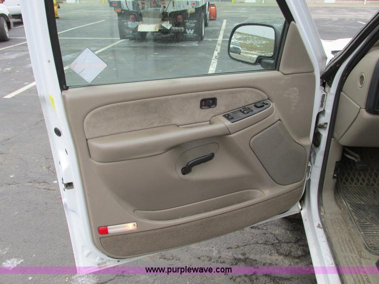 image for item F4182 2003 Chevrolet Silverado 1500 pickup truck