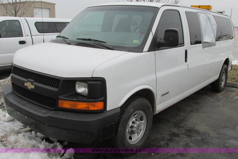 image for item F4183 2004 Chevrolet Express 3500 van