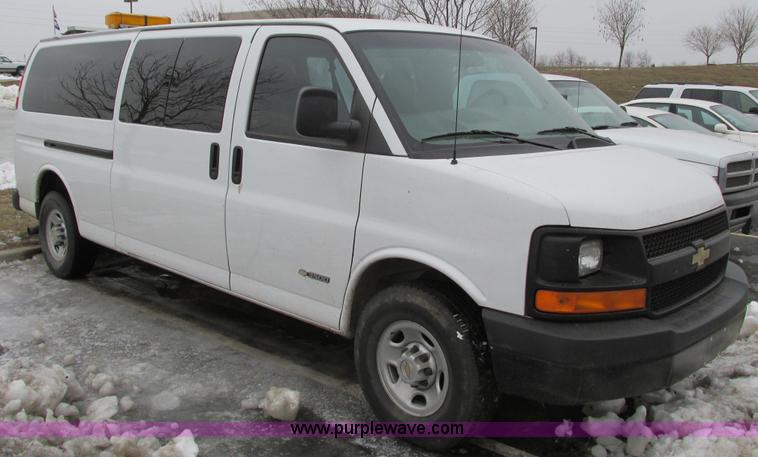 image for item F4183 2004 Chevrolet Express 3500 van