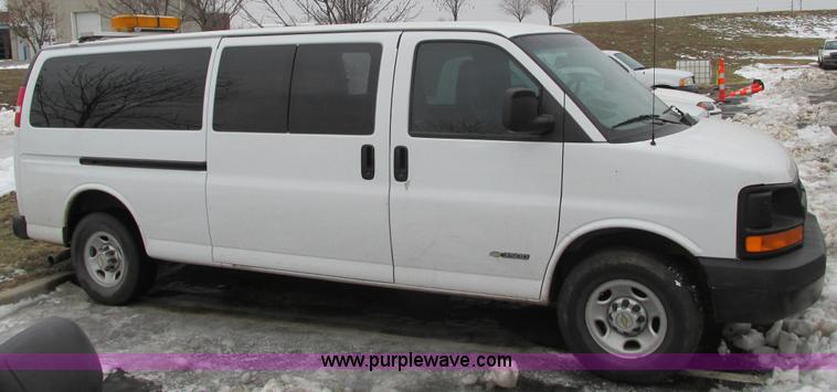 image for item F4183 2004 Chevrolet Express 3500 van