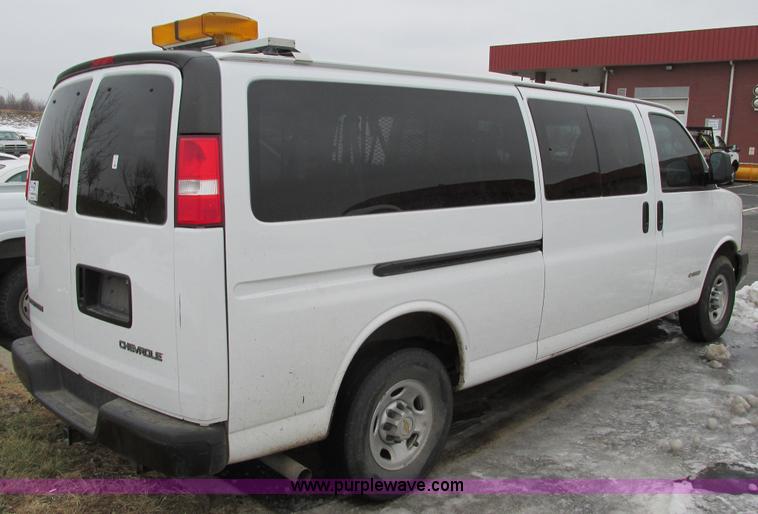 image for item F4183 2004 Chevrolet Express 3500 van
