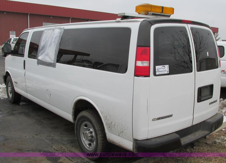 image for item F4183 2004 Chevrolet Express 3500 van