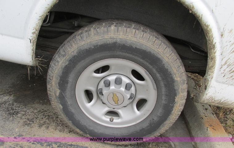 image for item F4183 2004 Chevrolet Express 3500 van