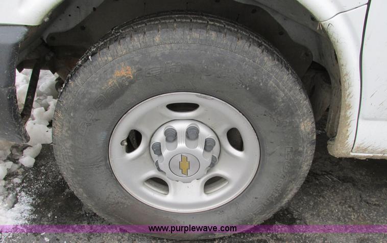 image for item F4183 2004 Chevrolet Express 3500 van