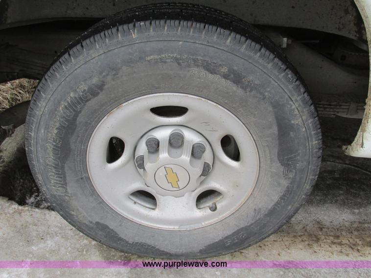 image for item F4183 2004 Chevrolet Express 3500 van