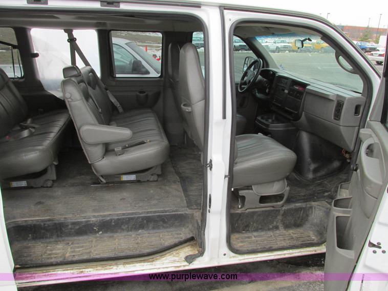 image for item F4183 2004 Chevrolet Express 3500 van