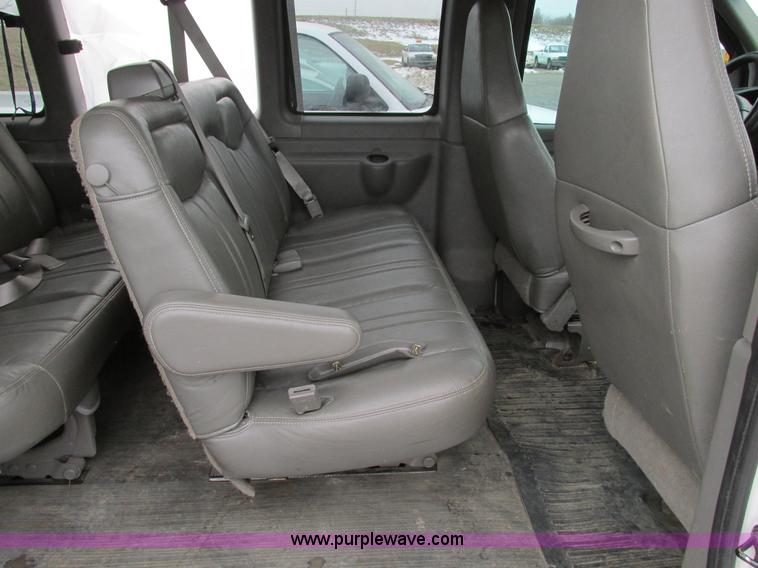 image for item F4183 2004 Chevrolet Express 3500 van