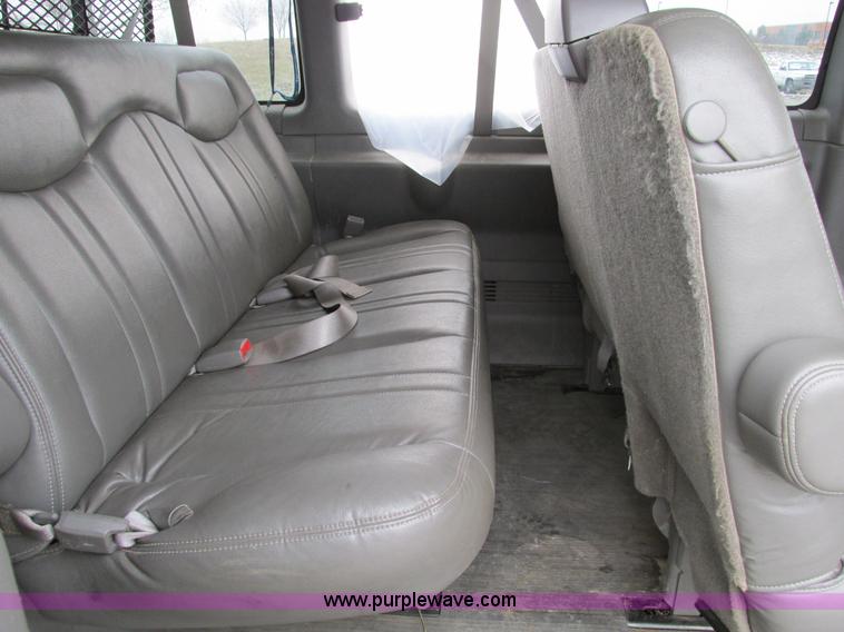 image for item F4183 2004 Chevrolet Express 3500 van
