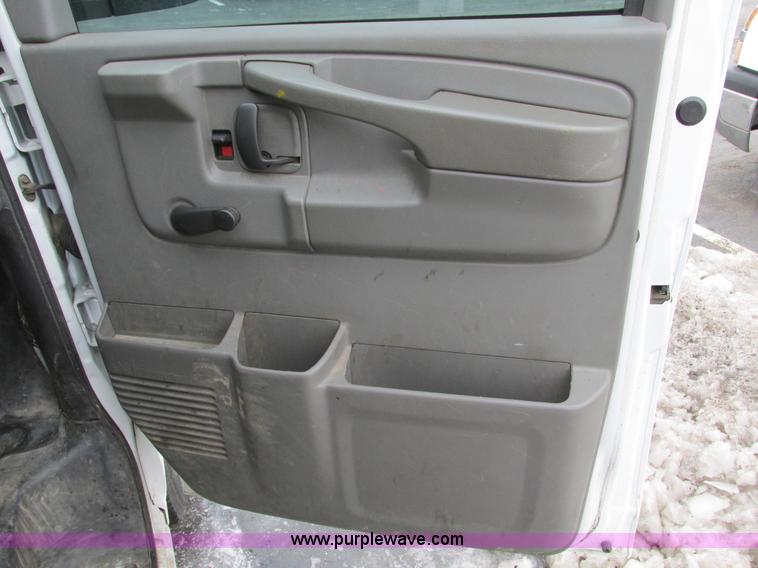 image for item F4183 2004 Chevrolet Express 3500 van