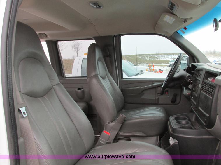 image for item F4183 2004 Chevrolet Express 3500 van
