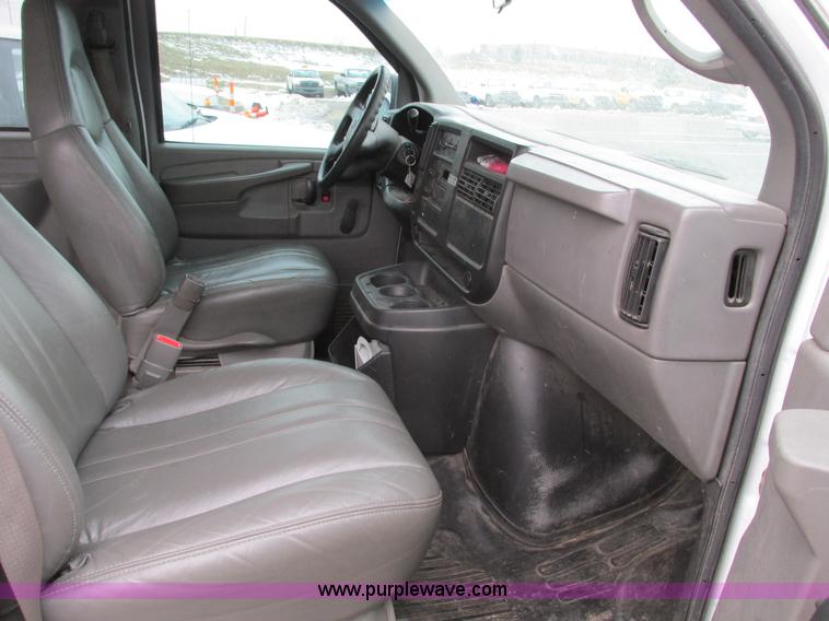 image for item F4183 2004 Chevrolet Express 3500 van