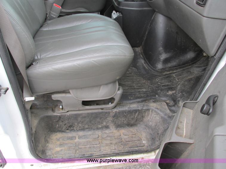 image for item F4183 2004 Chevrolet Express 3500 van