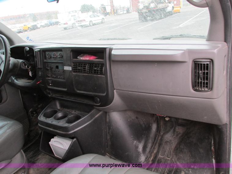 image for item F4183 2004 Chevrolet Express 3500 van