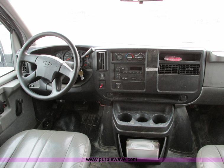 image for item F4183 2004 Chevrolet Express 3500 van
