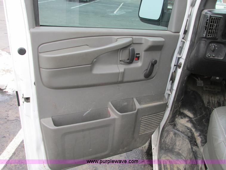 image for item F4183 2004 Chevrolet Express 3500 van