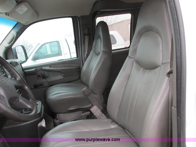 image for item F4183 2004 Chevrolet Express 3500 van