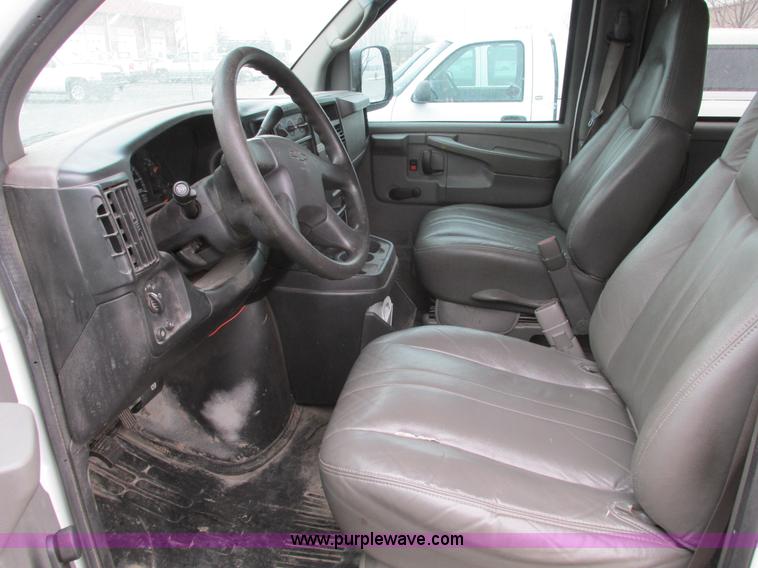 image for item F4183 2004 Chevrolet Express 3500 van