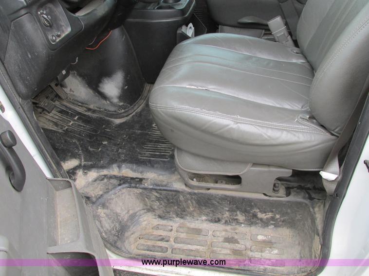 image for item F4183 2004 Chevrolet Express 3500 van