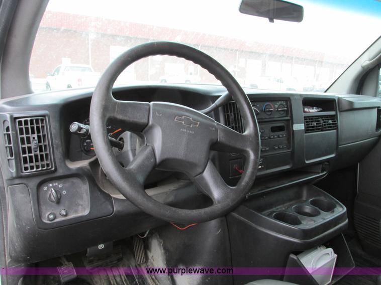 image for item F4183 2004 Chevrolet Express 3500 van