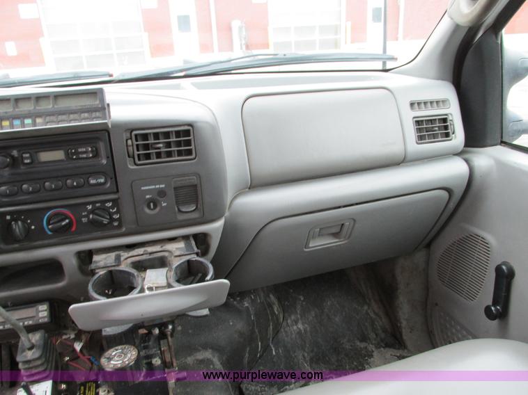 image for item F4185 2002 Ford F350 Super Duty pickup truck