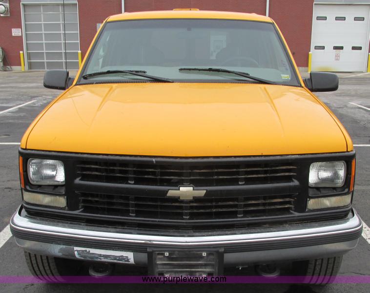 image for item F4189 1999 Chevrolet Suburban K2500 SUV