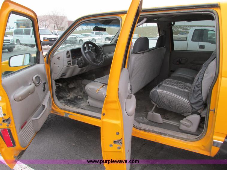 image for item F4189 1999 Chevrolet Suburban K2500 SUV