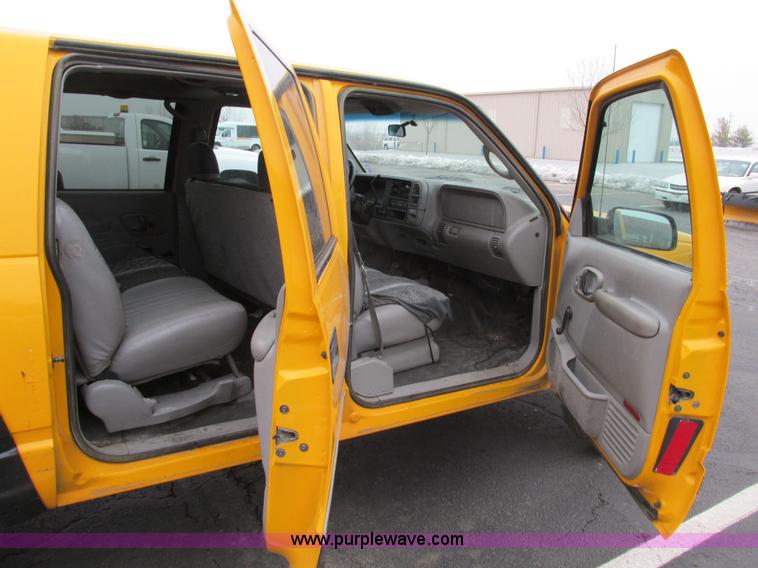 image for item F4189 1999 Chevrolet Suburban K2500 SUV