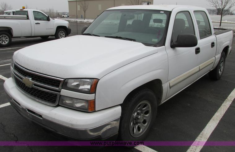 image for item F4190 2006 Chevrolet Silverado 1500 Crew Cab pickup truck