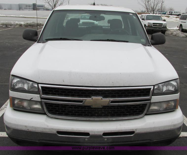 image for item F4190 2006 Chevrolet Silverado 1500 Crew Cab pickup truck