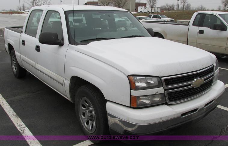 image for item F4190 2006 Chevrolet Silverado 1500 Crew Cab pickup truck