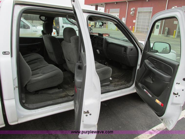 image for item F4190 2006 Chevrolet Silverado 1500 Crew Cab pickup truck