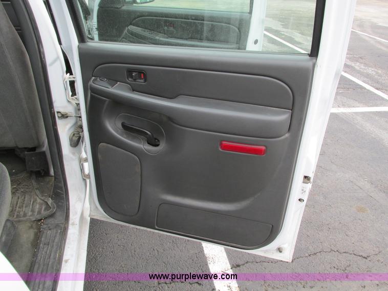 image for item F4190 2006 Chevrolet Silverado 1500 Crew Cab pickup truck