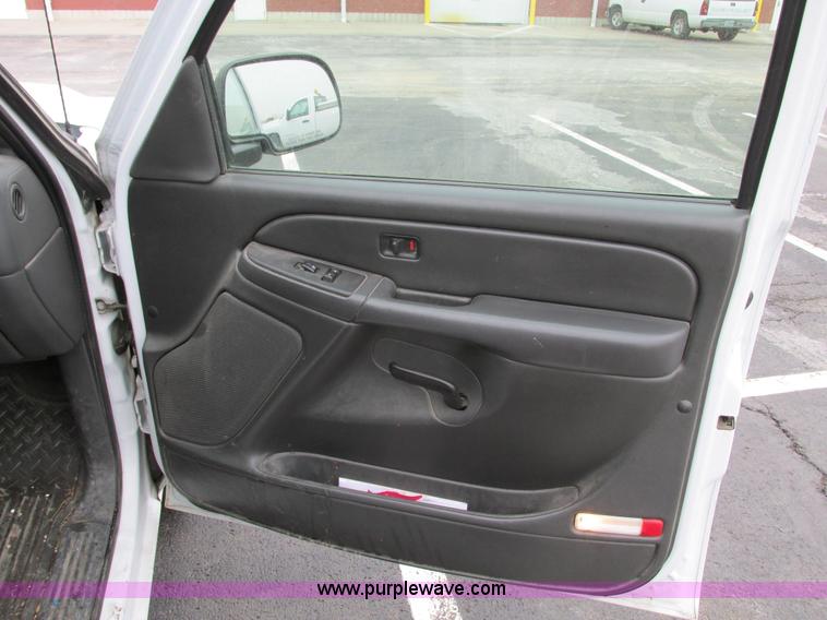 image for item F4190 2006 Chevrolet Silverado 1500 Crew Cab pickup truck