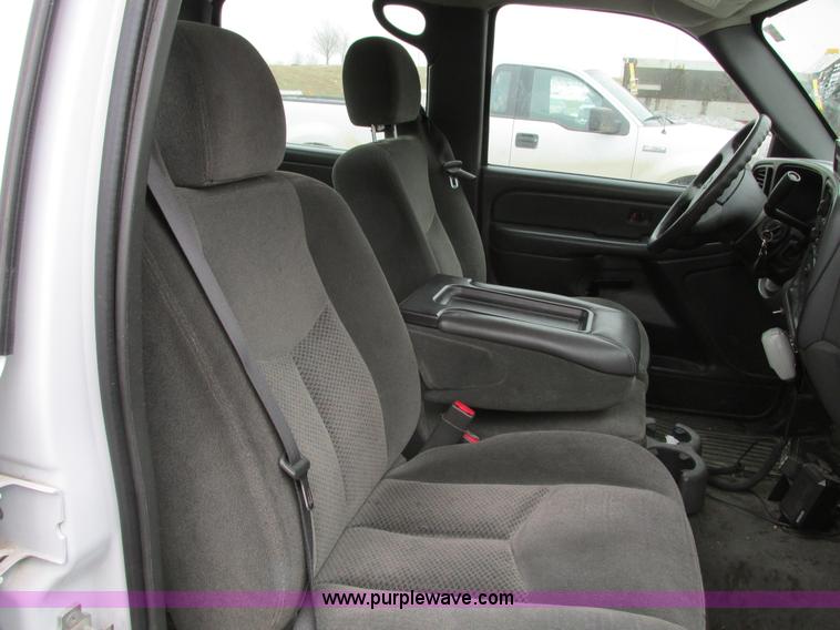 image for item F4190 2006 Chevrolet Silverado 1500 Crew Cab pickup truck