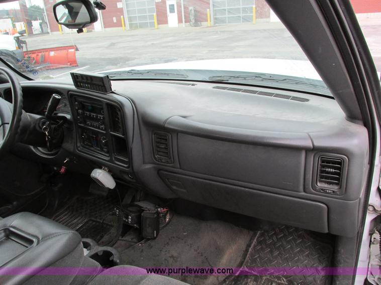 image for item F4190 2006 Chevrolet Silverado 1500 Crew Cab pickup truck