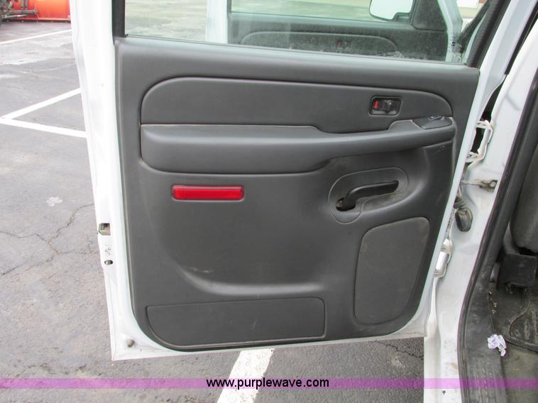 image for item F4190 2006 Chevrolet Silverado 1500 Crew Cab pickup truck