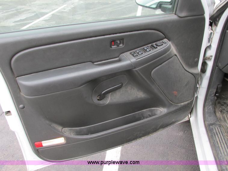 image for item F4190 2006 Chevrolet Silverado 1500 Crew Cab pickup truck