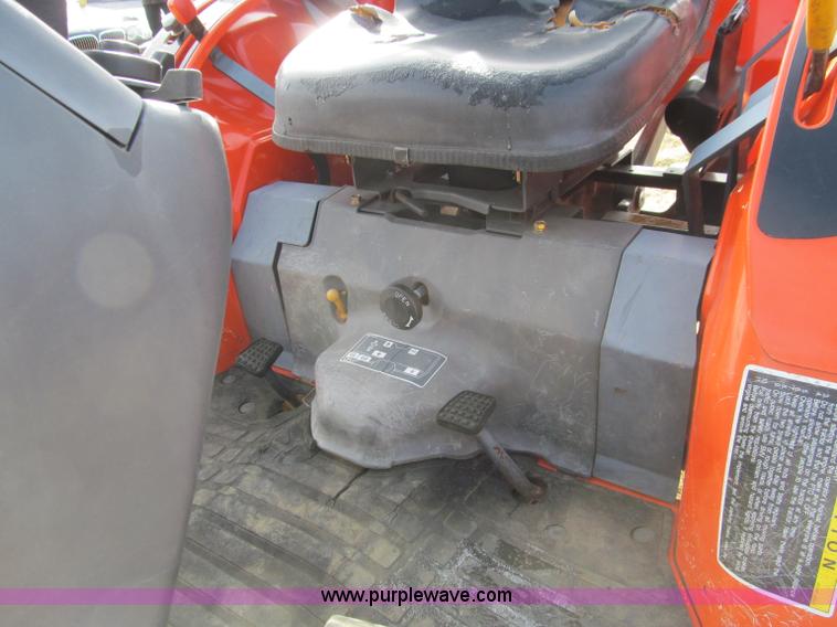 image for item F4685 Kubota B2710 MFWD tractor